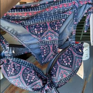 Roxy bikini size Large New with tags